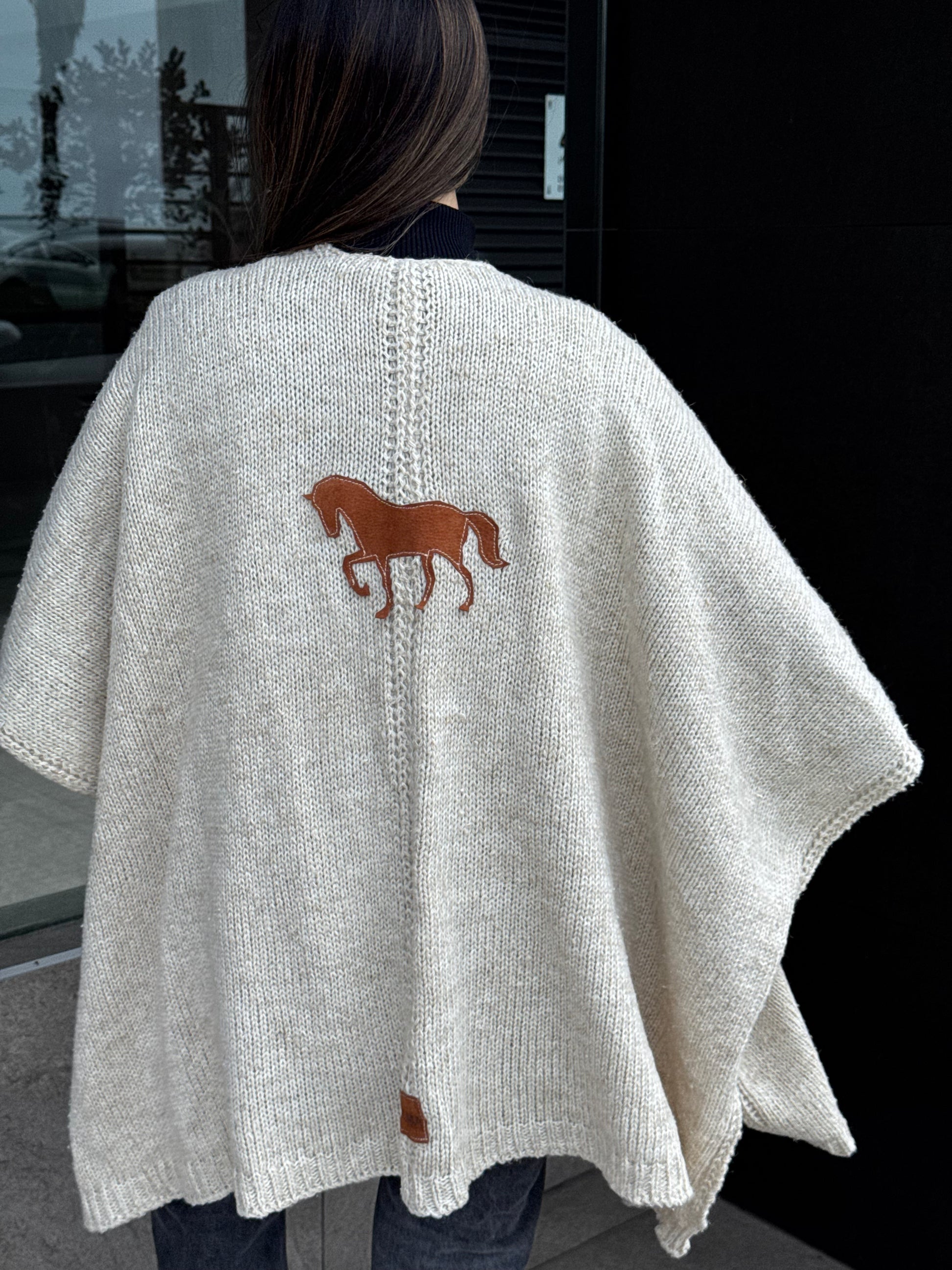 RUANA HORSE - CON DETALLES 100% CUERO