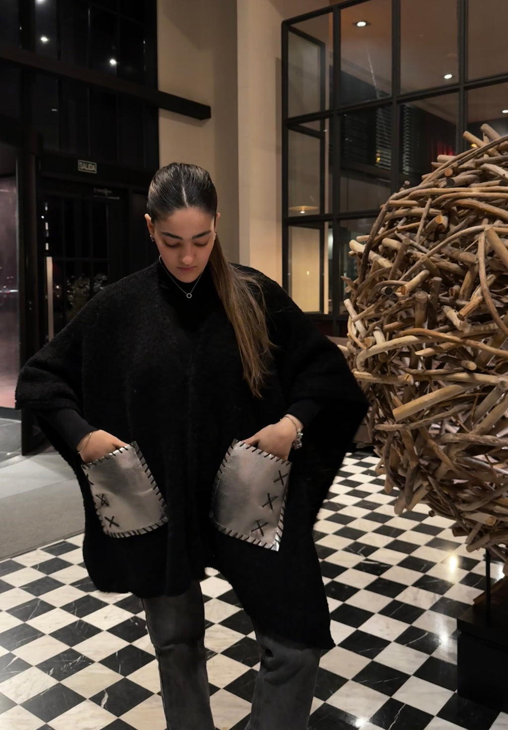 RUANA TEJIDA CON BOLSILLOS 100% CUERO - NEGRO