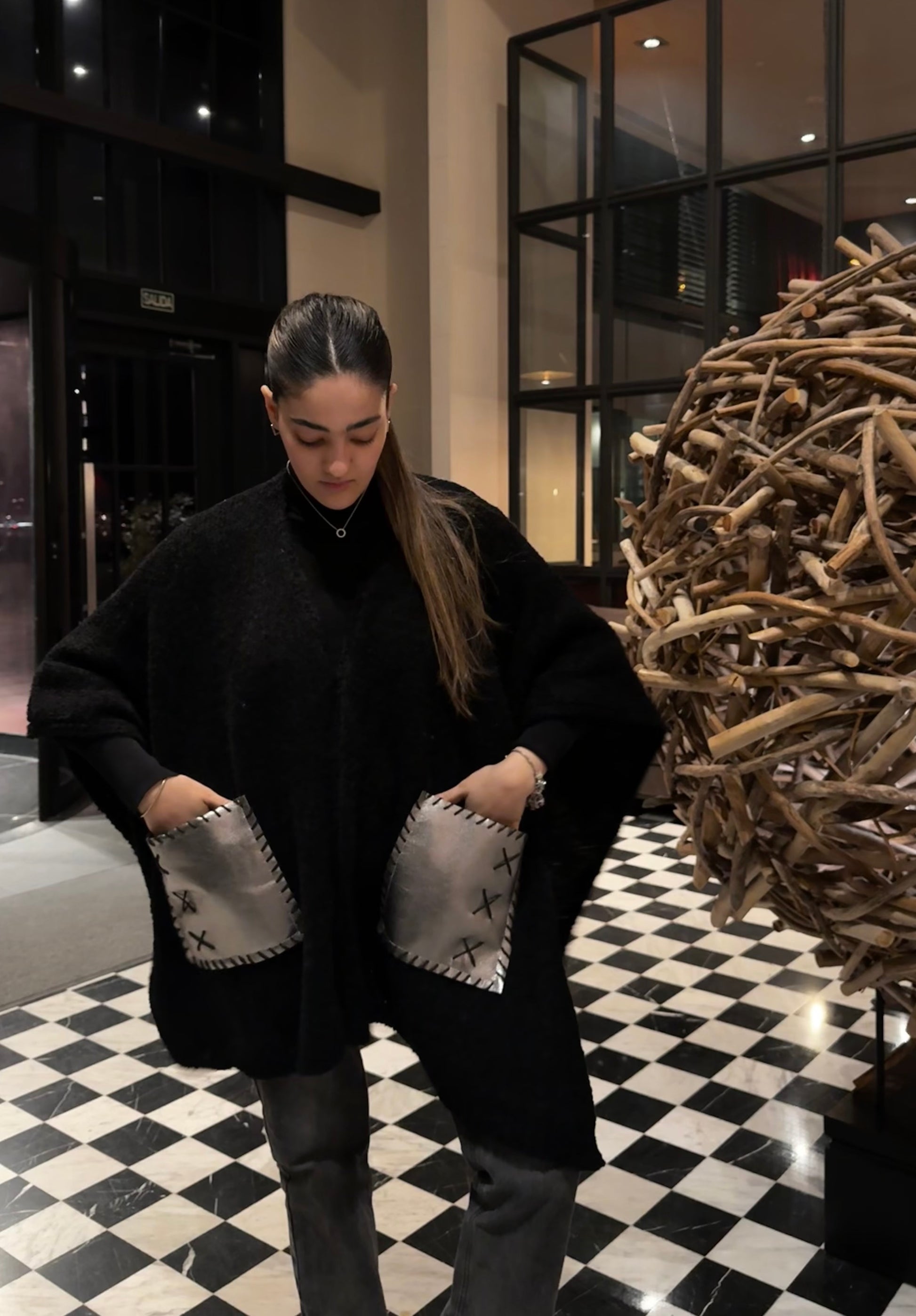 RUANA TEJIDA CON BOLSILLOS 100% CUERO - NEGRO