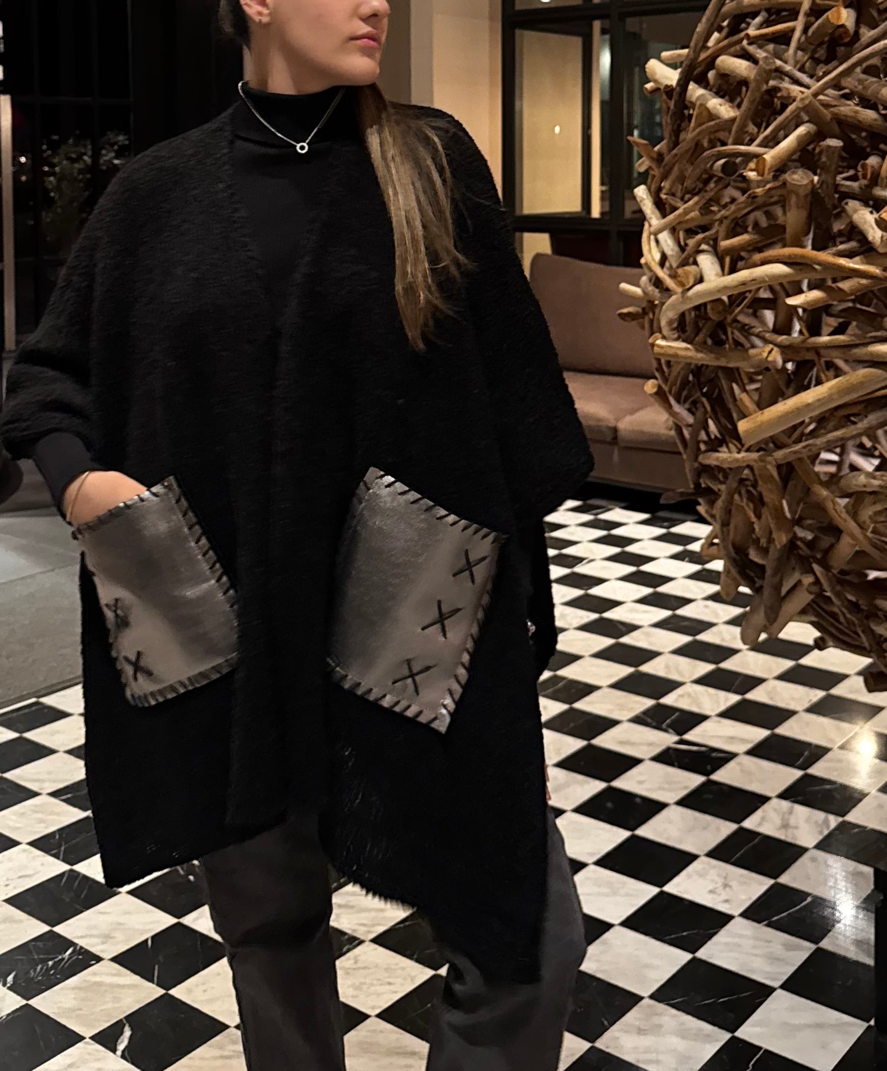 RUANA TEJIDA CON BOLSILLOS 100% CUERO - NEGRO