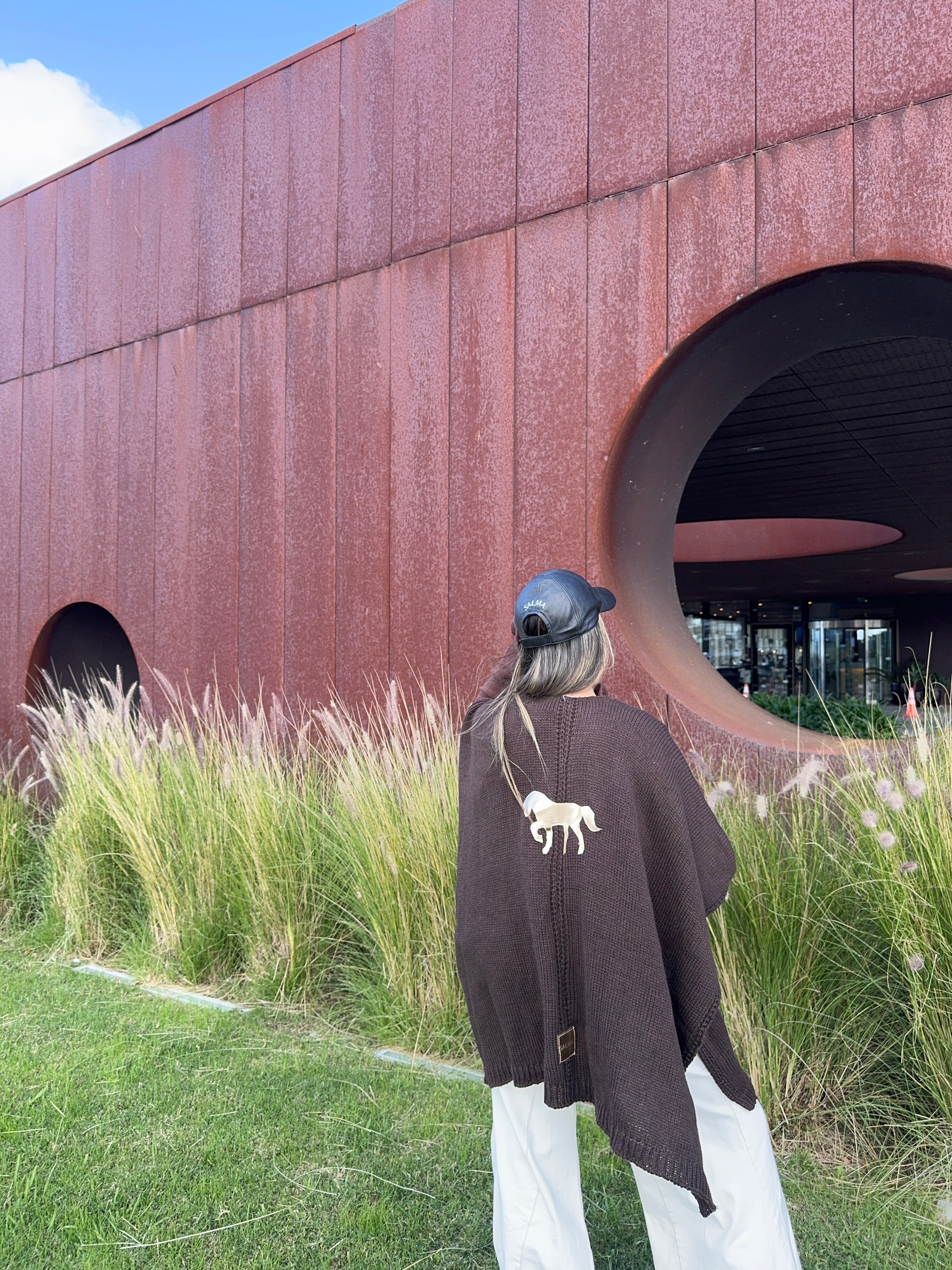 RUANA HORSE CHOCOLATE - CON DETALLES 100% CUERO