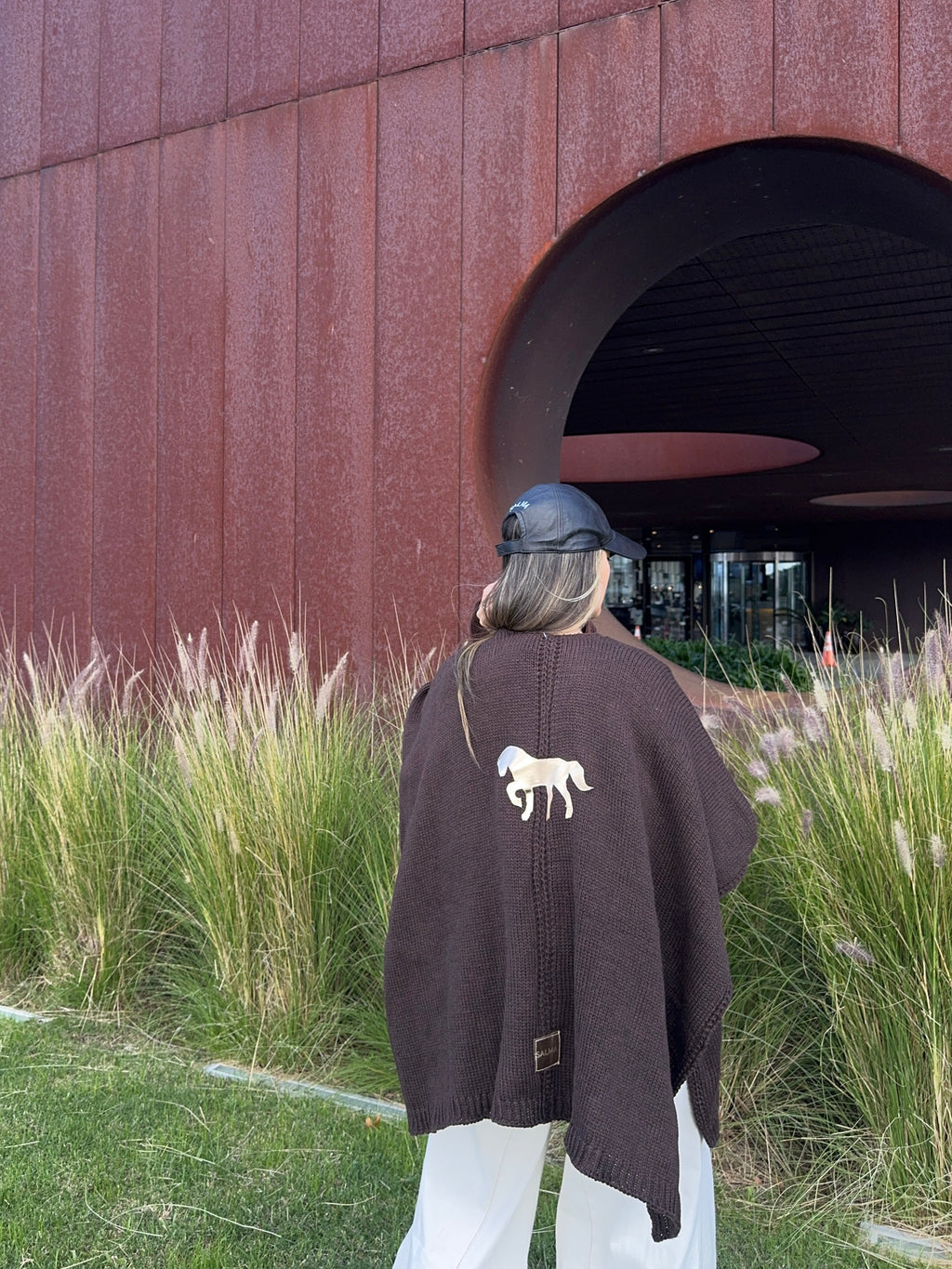 RUANA HORSE CHOCOLATE - CON DETALLES 100% CUERO