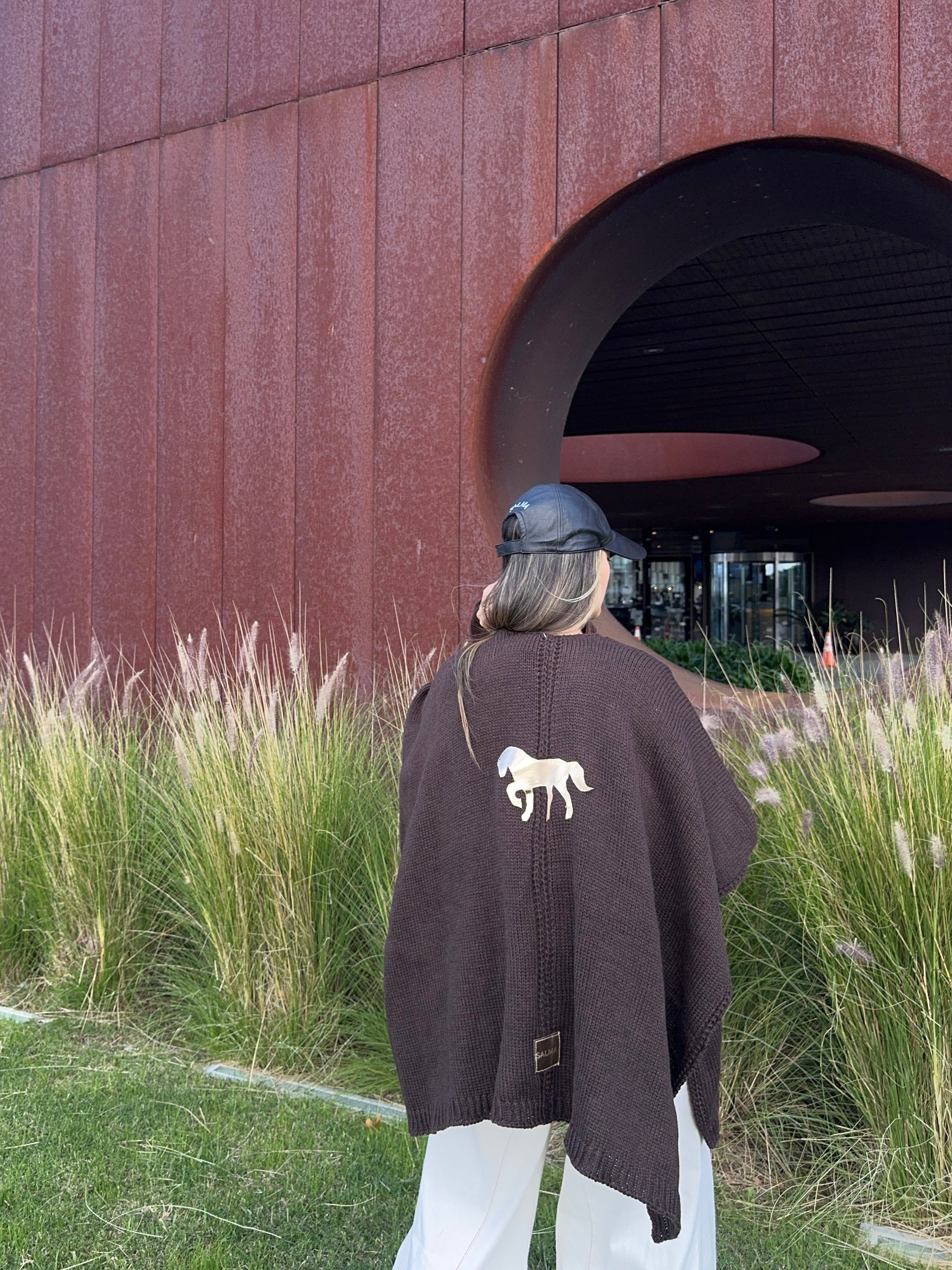 RUANA HORSE CHOCOLATE - CON DETALLES 100% CUERO