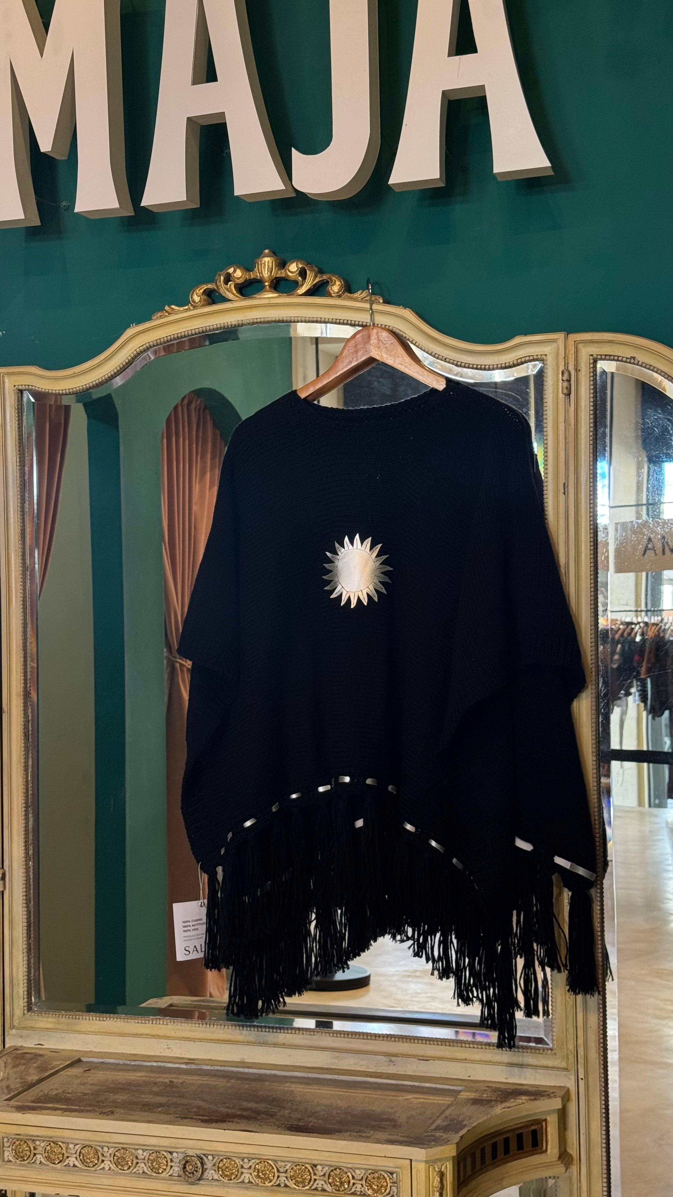 PONCHO PATRIA CON FLECOS - NEGRO