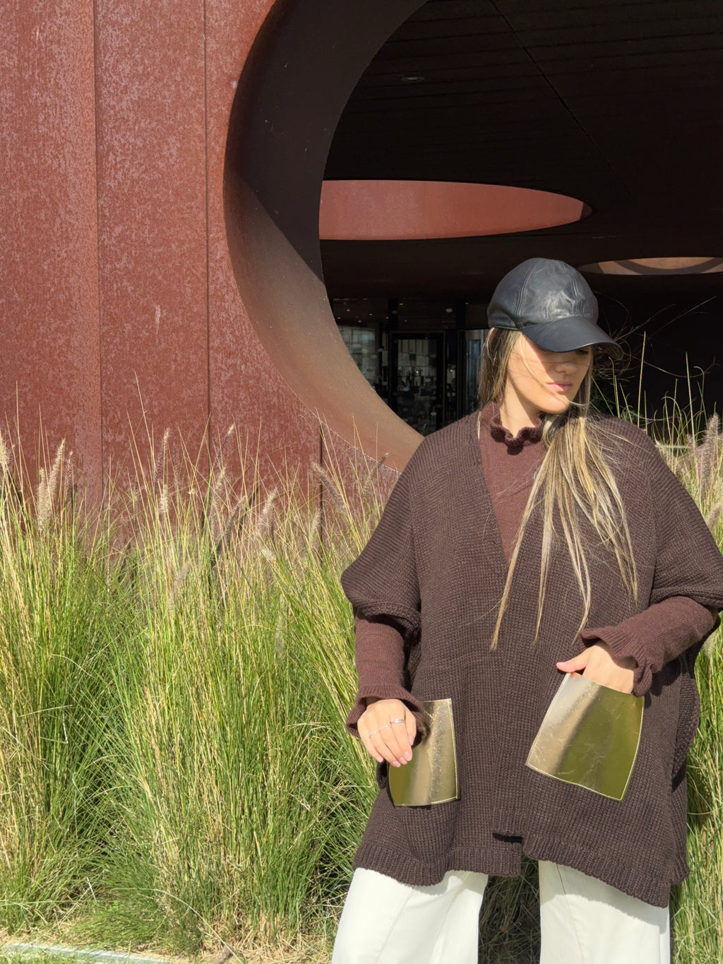 RUANA HORSE CHOCOLATE - CON DETALLES 100% CUERO