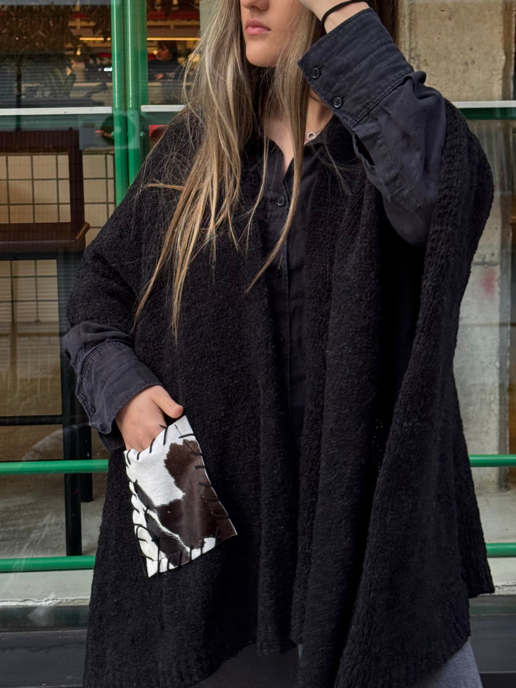 RUANA TEJIDA CON BOLSILLOS 100% CUERO - NEGRO