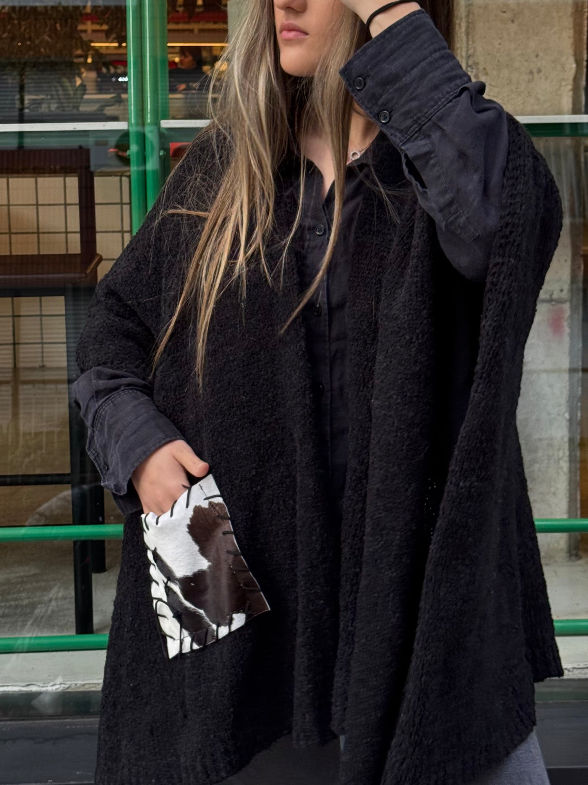 RUANA TEJIDA CON BOLSILLOS 100% CUERO - NEGRO