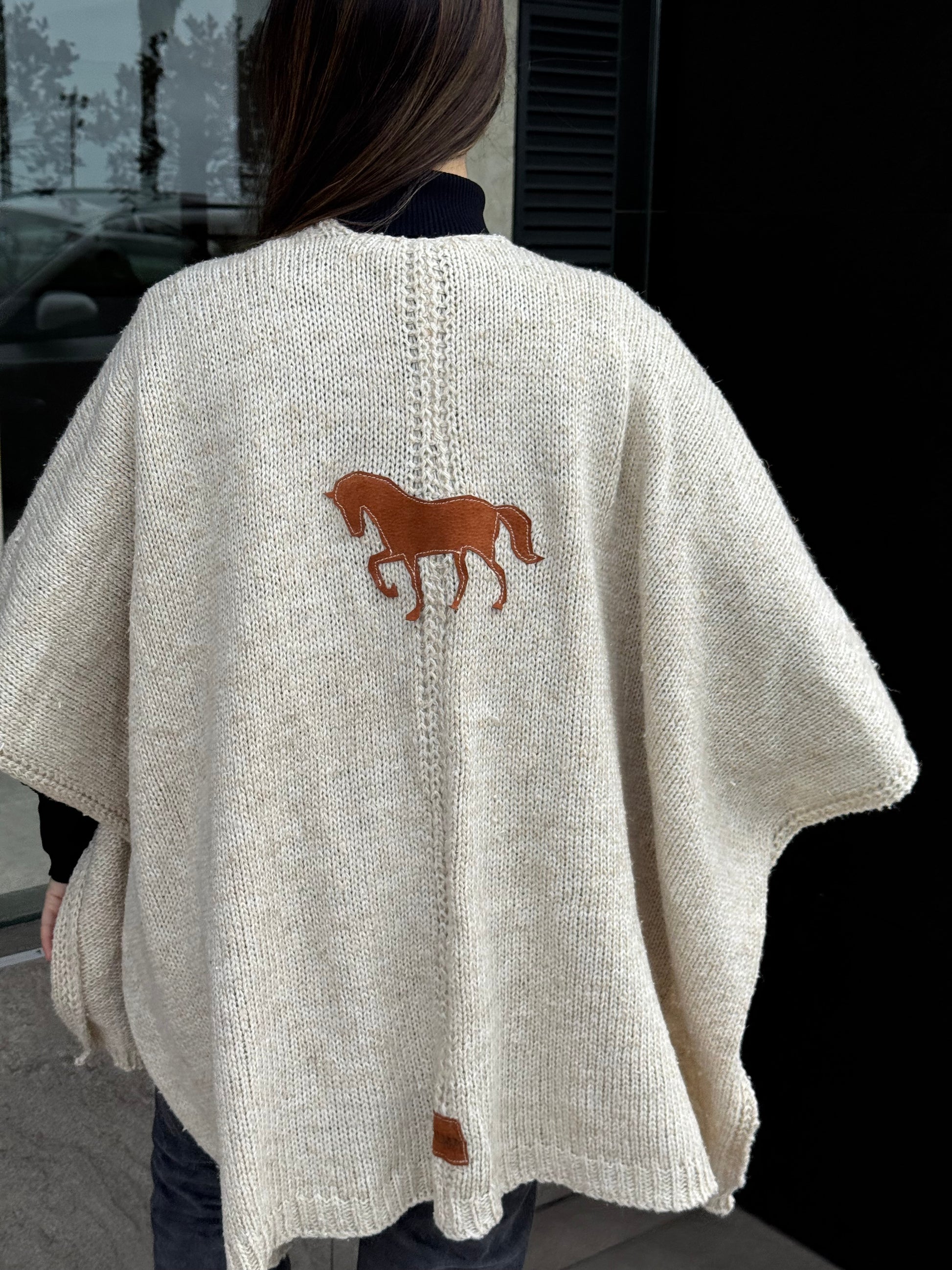 RUANA HORSE - CON DETALLES 100% CUERO