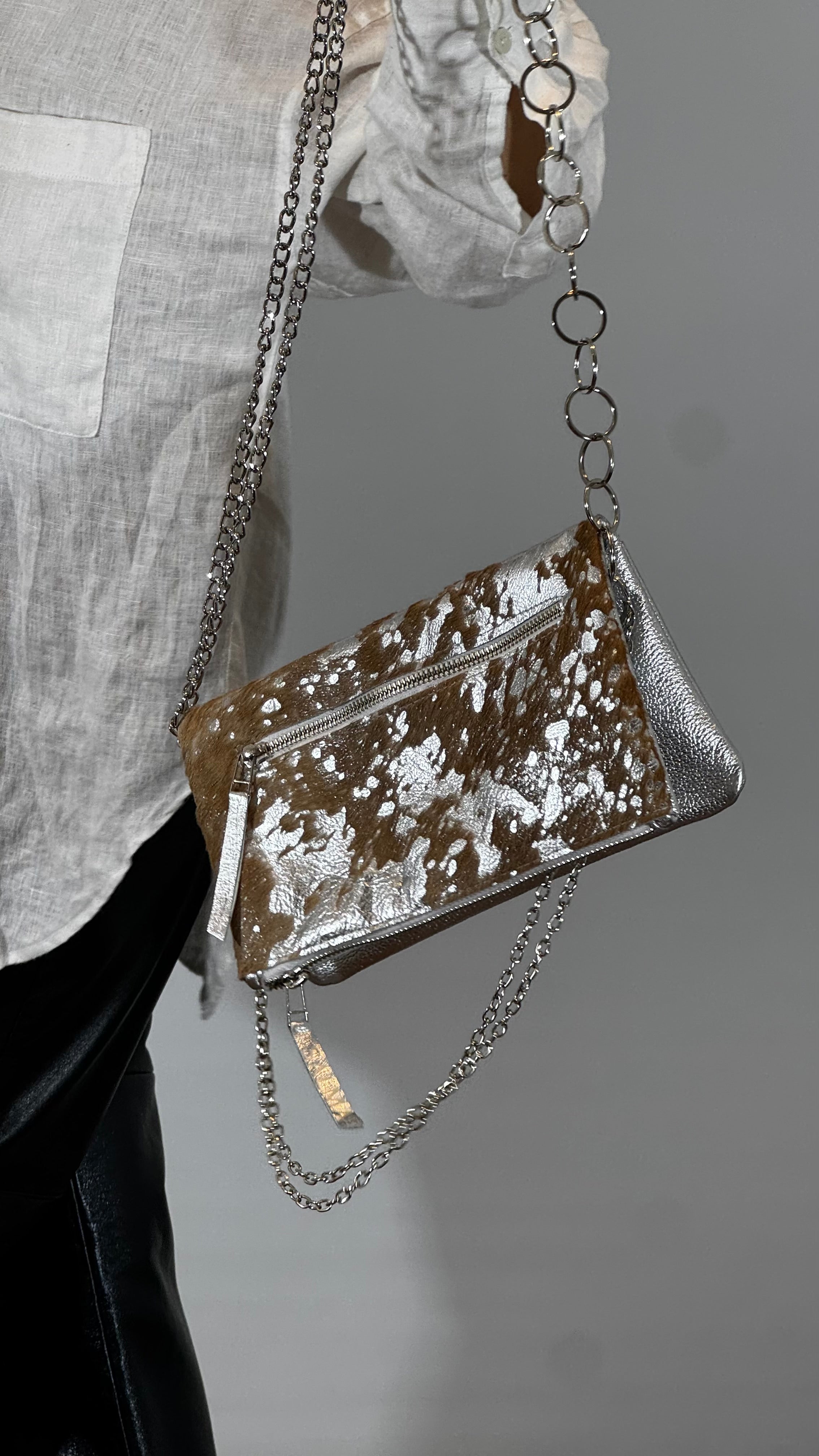 CARTERA COW -  PLATEADO Y BEIGE