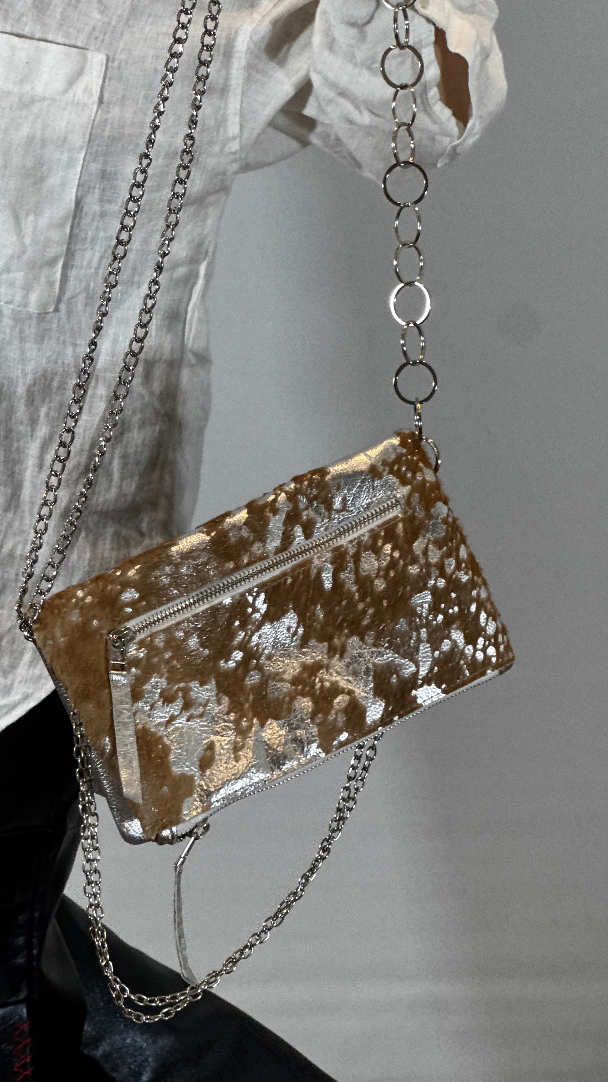 CARTERA PELO PLATEADO Y BEIGE