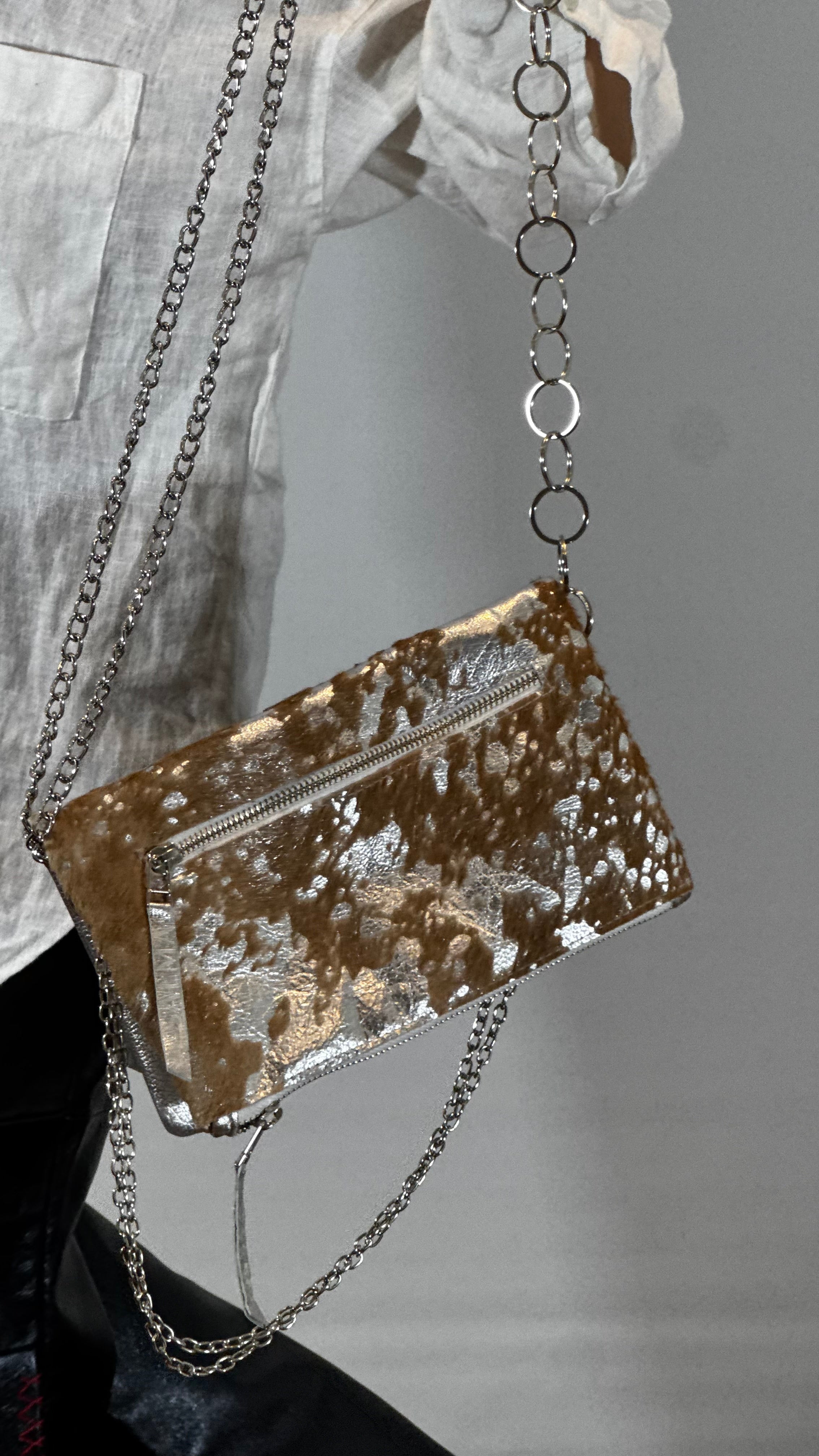 CARTERA COW -  PLATEADO Y BEIGE