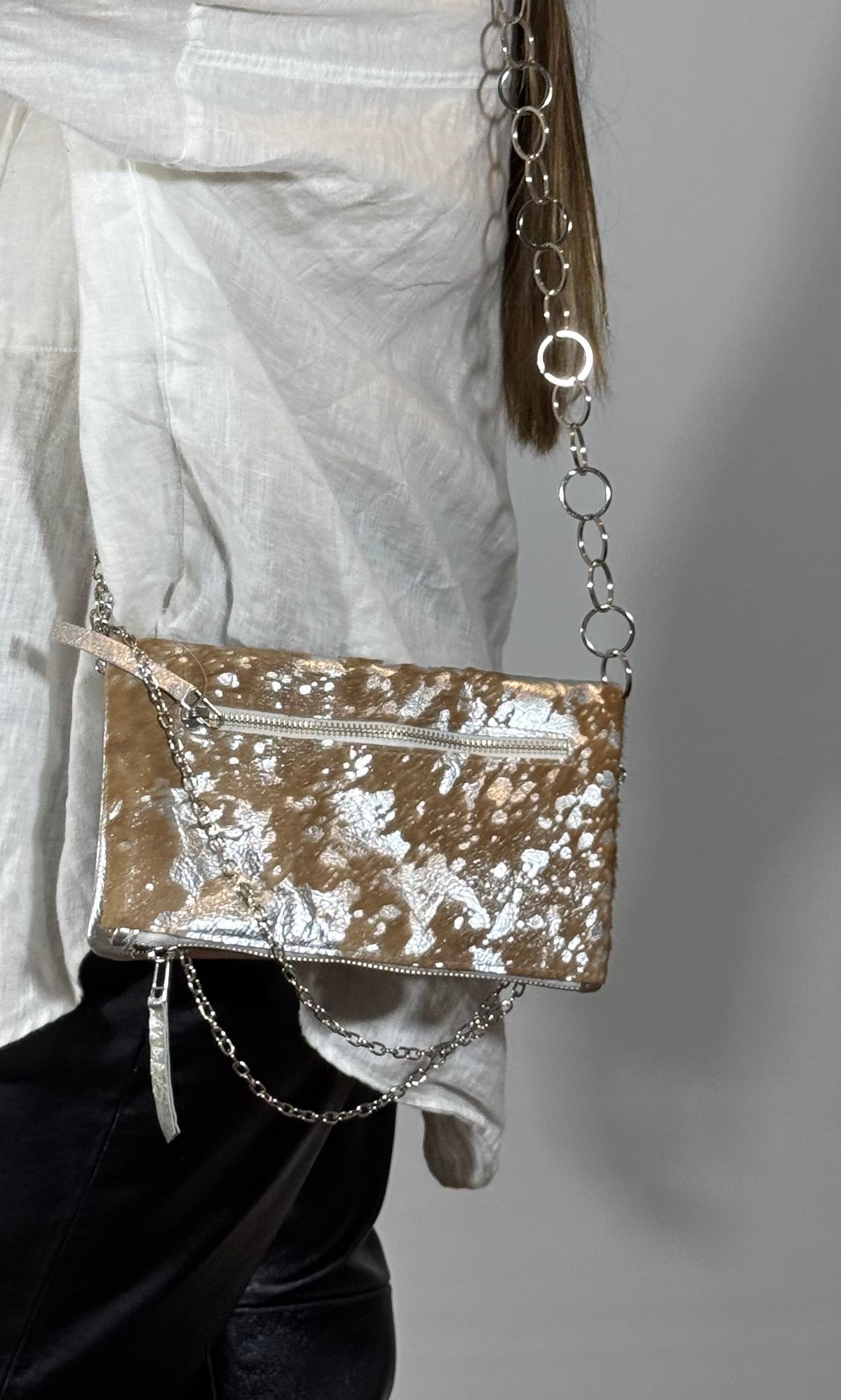 CARTERA PELO PLATEADO Y BEIGE