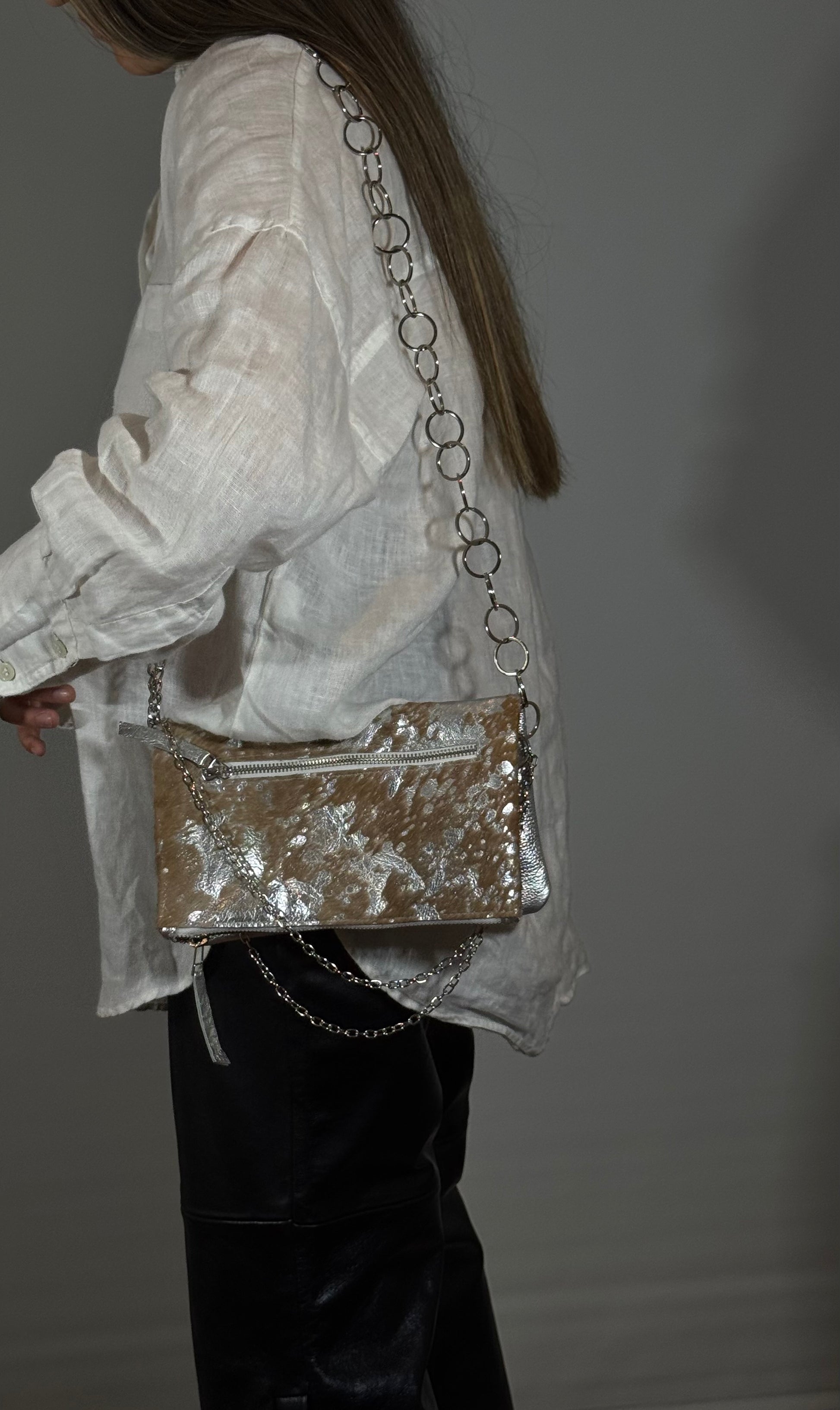 CARTERA PELO PLATEADO Y BEIGE