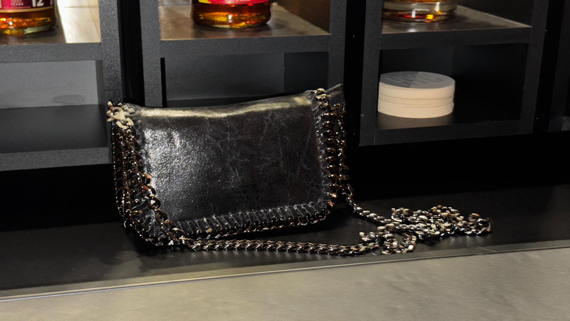 CARTERA NOIR METALIZADA